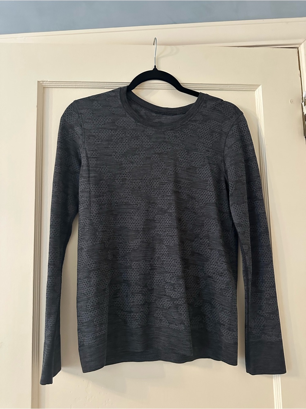 lululemon Women's Dark Gray Long Sleeve Crew Athletic Tee Print 8